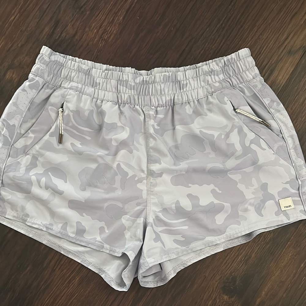 Vuori Gray Athletic Shorts with Elastic Waistband